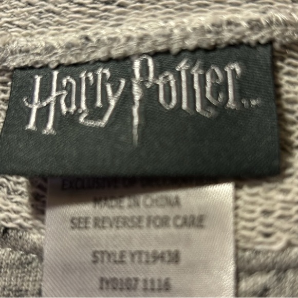New heather gray Harry Potter short sleeve sweatshirt hogwart sign on front - Picture 4 of 11